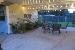 Outdoor dining - Mardi Gras Cottage, 4 km to French Quarter (ARABI)