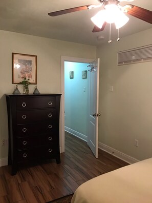 1 habitación, tabla de planchar con plancha, wifi gratis y ropa de cama