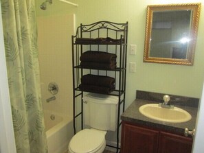 Combined shower/tub, hair dryer, towels, soap - Mardi Gras Cottage, 4 km to French Quarter (ARABI)