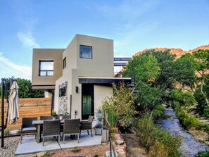 Outdoor dining - New 2018 Next to Virgin River and town shuttle stop 2 miles ZNP main entrance (Springdale)