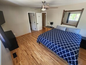 5 bedrooms, desk, free WiFi, bed sheets