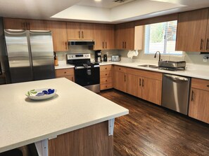 Frigorífico, microondas, horno y placa de cocina