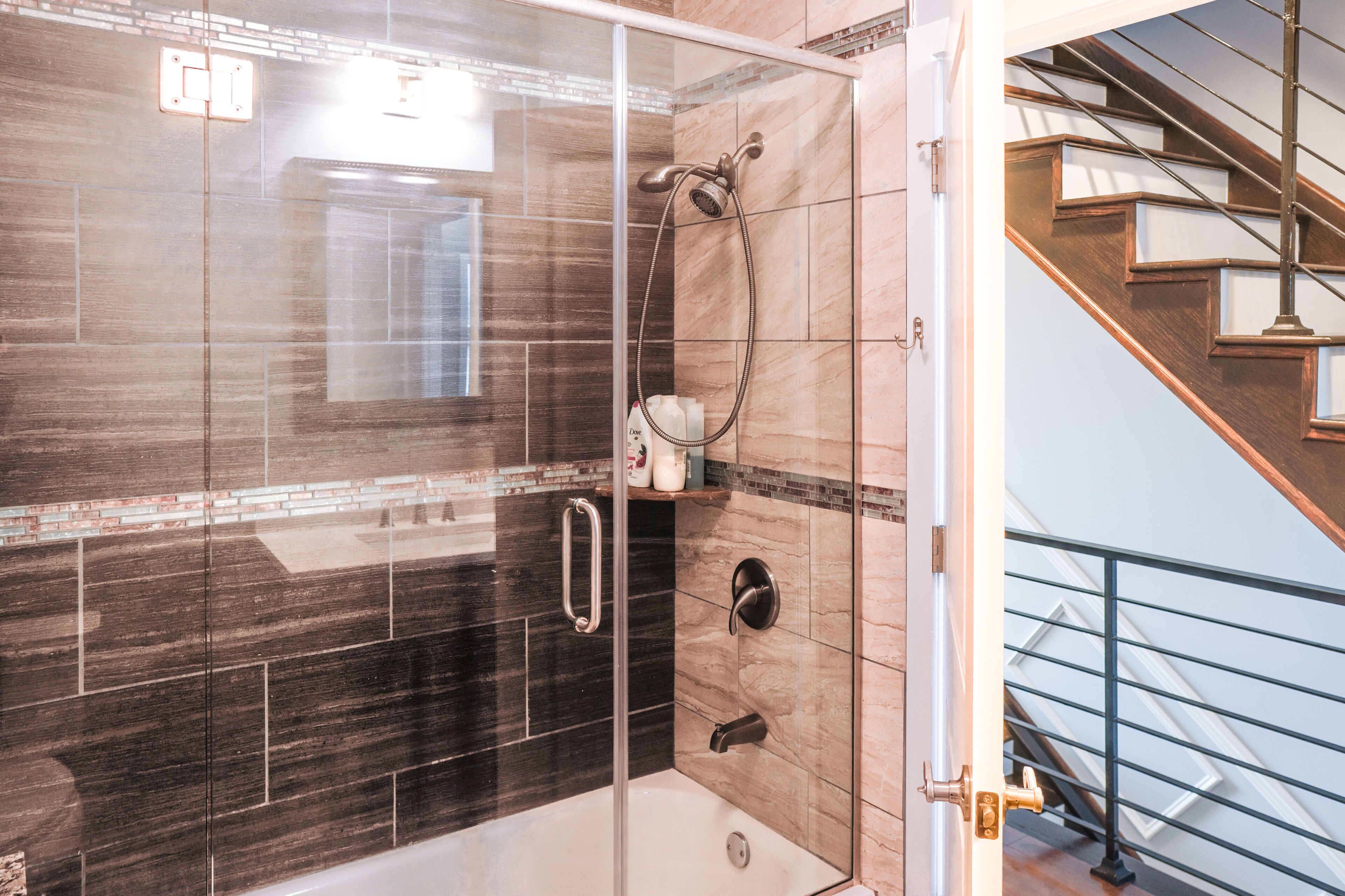 Ensemble douche/baignoire, baignoire à jets, sèche-cheveux