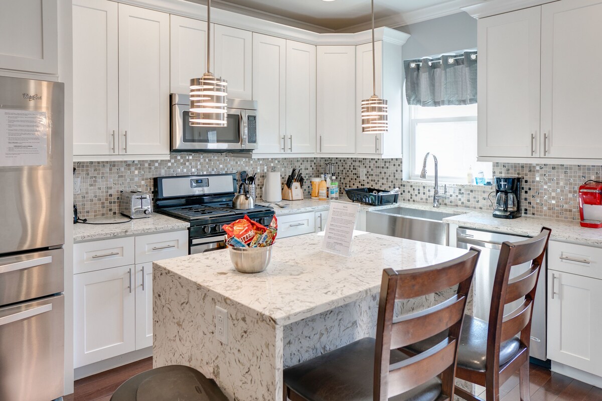 Spacious 4BD/3Bath, HUGE Rooftop deck and patio. Amazing Views!