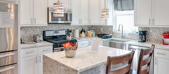 Spacious 4BD/3Bath, HUGE Rooftop deck and patio. Amazing Views!