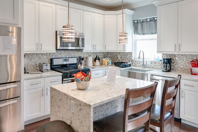 Spacious 4BD/3Bath, HUGE Rooftop deck and patio. Amazing Views!