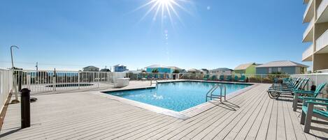 Alberca al aire libre y alberca climatizada