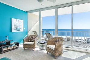 Smart TV, chimenea, reproductor de DVD y libros