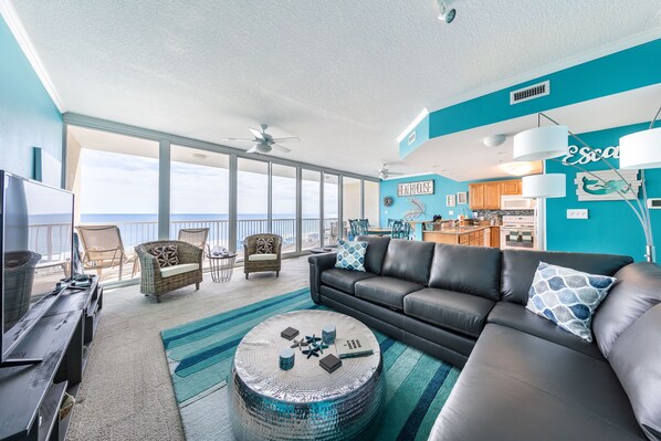 Smart TV, chimenea, reproductor de DVD y libros