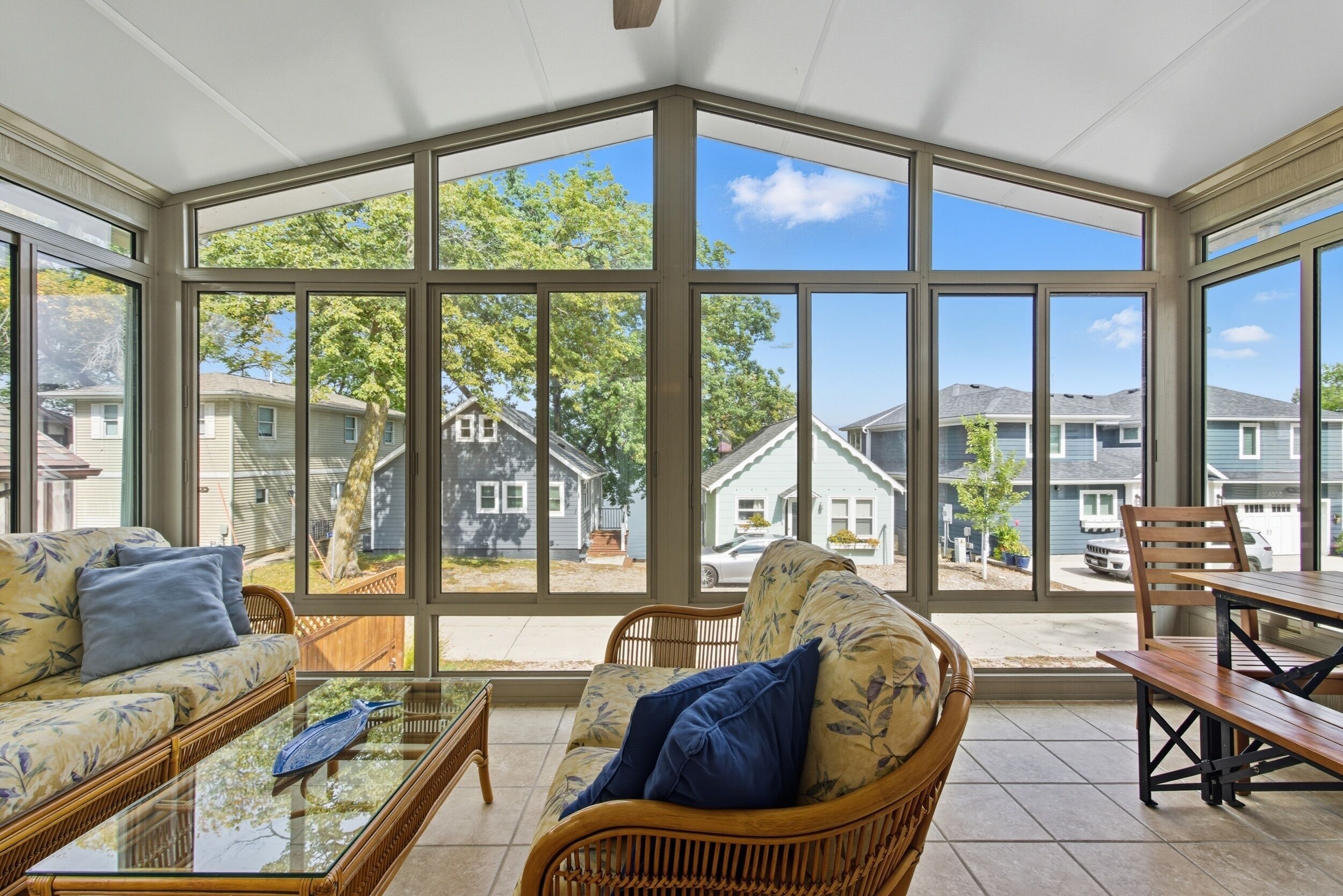 Beautiful sunroom on lake side with additional dining table