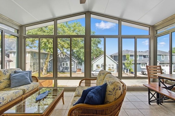 Beautiful sunroom on lake side with additional dining table