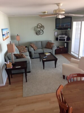 Smart TV, reproductor de DVD, libros y estéreo 