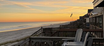 Beachfront 3 bedroom w/ screen porch pet friendly, weekends available till March