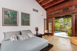 5 bedrooms, desk, iron/ironing board, travel crib