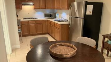 Réfrigérateur, micro-ondes, plaque de cuisson, cafetière/bouilloire