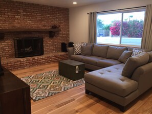 Smart-TV, Kamin, DVD-Player, Stereoanlage