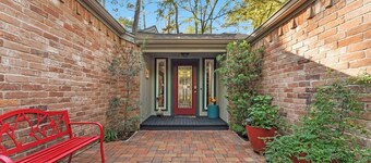 The Eagle's Nest - Back to Nature Home in the Heart of The Woodlands!