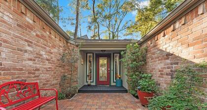 The Eagles Nest - Back to Nature Home in the Heart of The Woodlands!