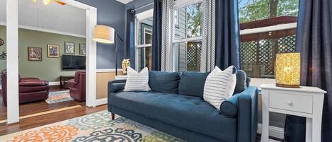 Smart TV, chimenea, oficina y monitor de computadora