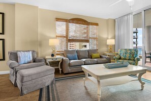 Smart TV - Beach Colony West 4A- Gulf-front 3 BD/3BA w/Beach Service & Sleeps up to 8 (Navarre Beach)