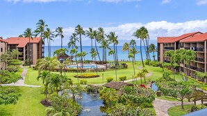 Ein Resort mit Pool, Palmen und Blick auf den Ozean.