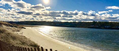 Plage à proximité, chaises longues