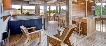 Herlig Oceanfront Home w / saltvannsbasseng, boblebad, Tiki bar-Steps til stranden!