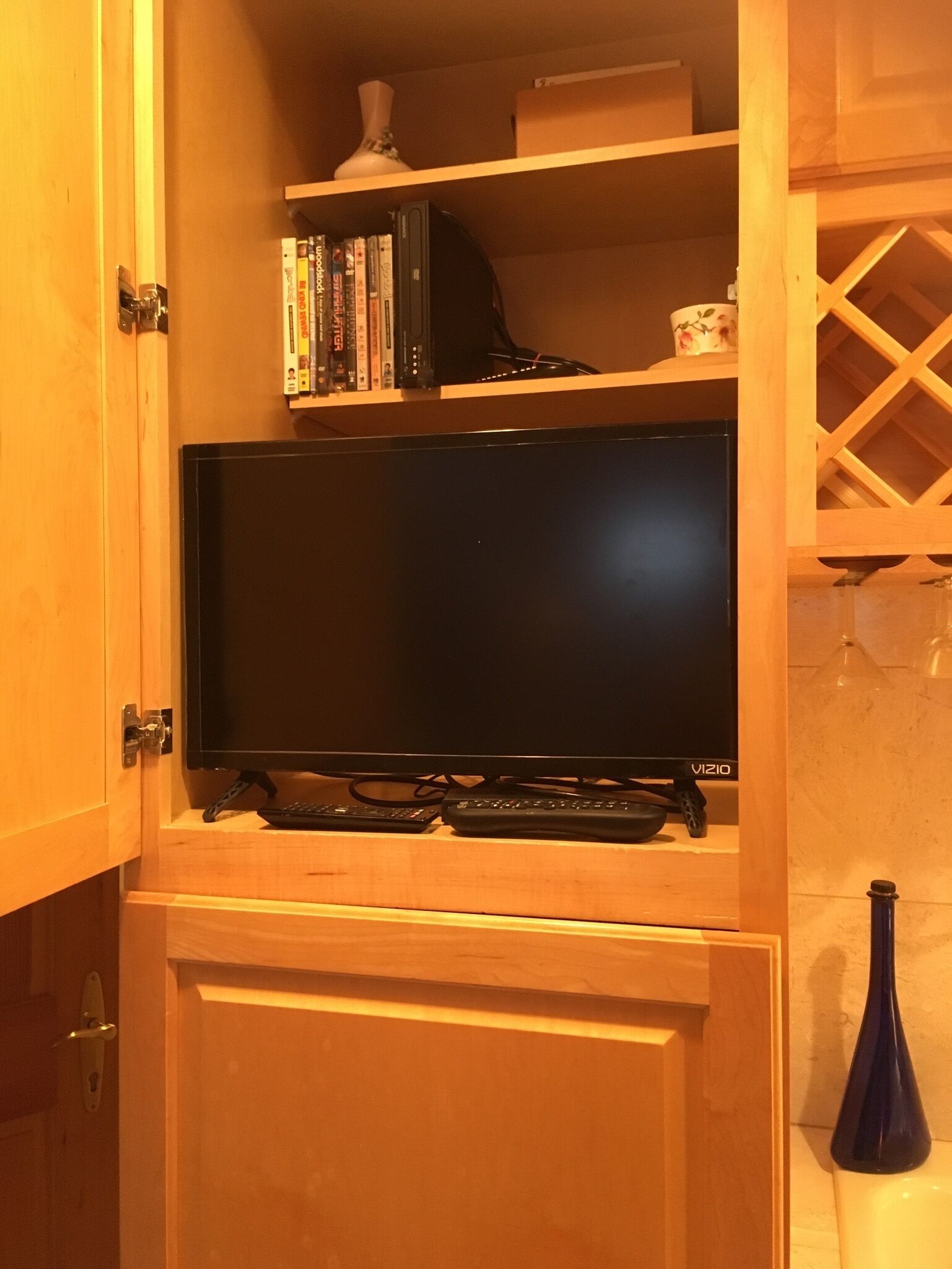 Guest Rm w/En-suite Bath, Separate Entrance, Wet Bar.