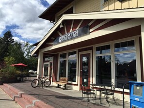 Exterior detail - Riverside Condo- Sweet & Sunny, AC, 100+mbps Wifi, Top Floor, 3 blks to Bend (Bend)