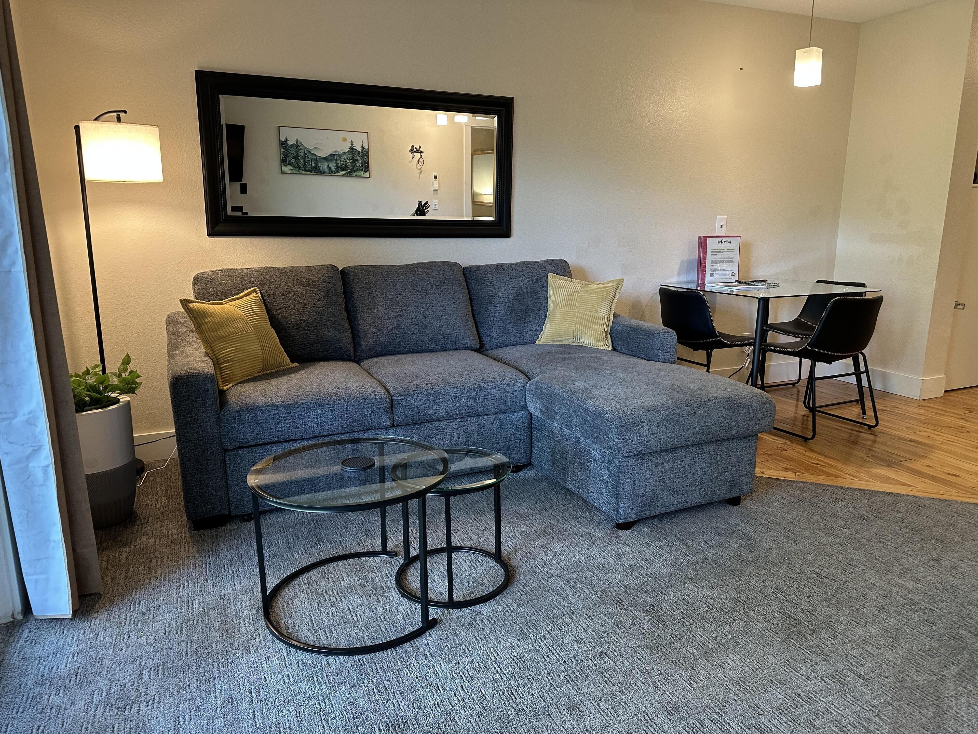 Smart-tv, een open haard en boeken