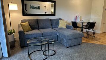 Smart-tv, een open haard en boeken