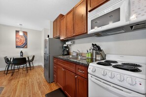 Fridge, microwave, oven, stovetop - Riverside Condo- Sweet & Sunny, AC, 100+mbps Wifi, Top Floor, 3 blks to Bend (Bend)