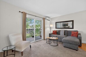 Smart TV, fireplace, books - Riverside Condo- Sweet & Sunny, AC, 100+mbps Wifi, Top Floor, 3 blks to Bend (Bend)
