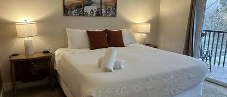 1 soverom, skrivebord, strykejern/-brett og reiseseng for barn