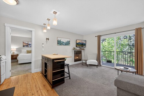 Riverside Condo- Sweet & Sunny, AC, 100+mbps Wifi, Top Floor, 3 blks to Bend