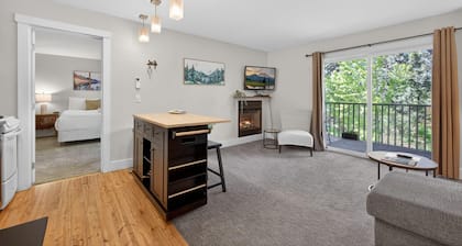 Riverside Condo- Sweet & Sunny, AC, 100+mbps Wifi, Top Floor, 3 blks to Bend
