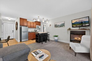 Smart-TV, Kamin, Bücher