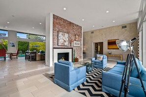 TV, fireplace, books - Six bedroom  in United States of America, Palm Springs (Palm Springs)