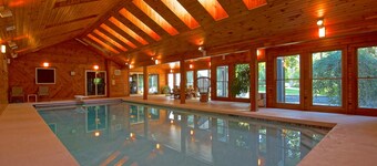 屋内プール、海から2マイル、7,000平方フィートの高級住宅