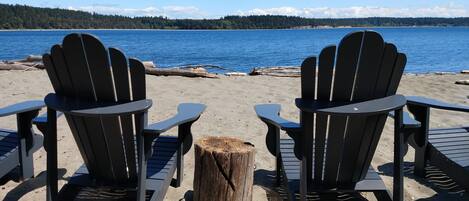 På stranden, solsenger og strandhåndklær