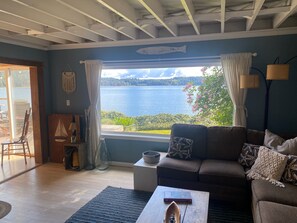 Smart TV, DVD player, books, video library - Cozy beach cottage near Port Townsend! (Port Townsend)