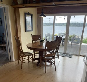 Dining - Cozy beach cottage near Port Townsend! (Port Townsend)