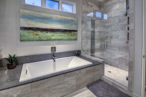 Badewanne, Haartrockner, Handtücher