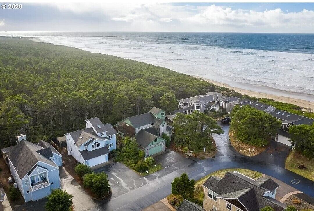 Private Beach Access, 4,500 sq. ft., Renovated, Elegant, Entertainers' Delight