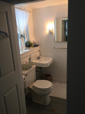 花灑/浴缸組合、風筒、提供毛巾、廁紙