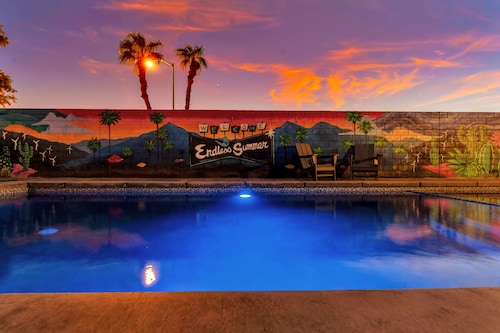 Family Oasis on 1/4 acre! Pool, putting green + swingset! 30 min to Joshua Tree!