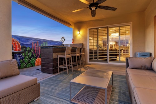 Family Oasis on 1/4 acre! Pool, putting green + swingset! 30 min to Joshua Tree!