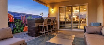 Family Oasis on 1/4 acre! Pool, putting green + swingset! 30 min to Joshua Tree!