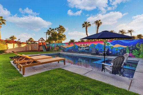 Family Oasis on 1/4 acre! Pool, putting green + swingset! 30 min to Joshua Tree!