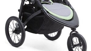 Une poussette noire dotée d’une capote, de grandes roues et d’un siège rembourré.